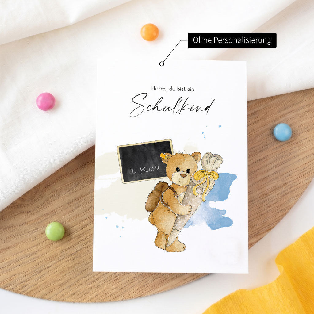 Karte zur Einschulung ohne Personalisierung mit liebevollem Teddy Aquarell Motiv auf einer Holzscheibe.
