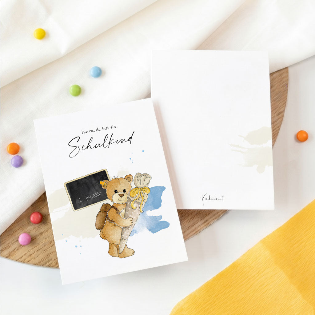 Vorderseite und Rückseite der Karte zur Einschulung mit handgemaltem Teddy Aquarell Motiv.