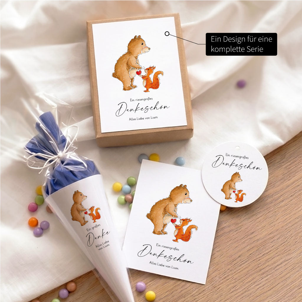 Komplette DIY-Papeterie-Serie zum Abschied: Personalisierbare Karte, Geschenkschachtel, Anhänger und kleine Schultüte mit Bär- und Eichhörnchen-Motiv.