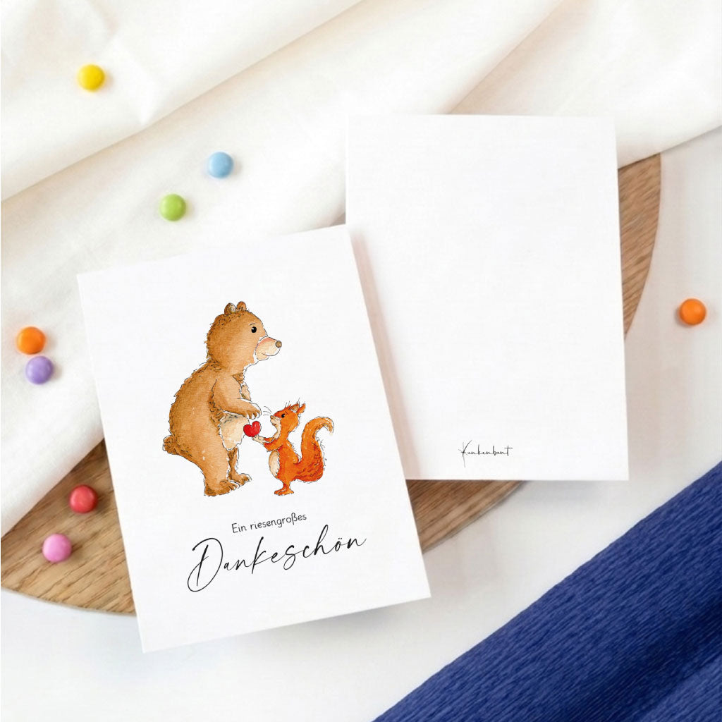 Ansicht der Vorder- und Rückseite der personalisierbaren Abschiedskarte mit Bär- und Eichhörnchen-Motiv.