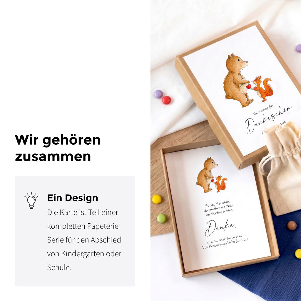 Vorstellung der kompletten Papeterie-Serie: Geöffnete Geschenkschachteln mit der personalisierten Karte und anderen Produkten.