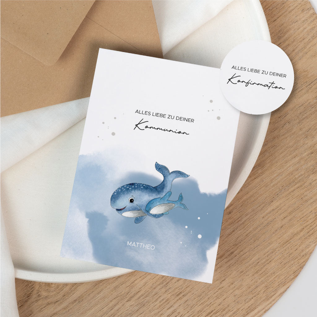 Personalisierbare Klappkarte zur Kommunion mit handgemaltem Walmotiv und Name, ideal als Glückwunschkarte für Jungen und Mädchen oder zum Geldgeschenk verpacken