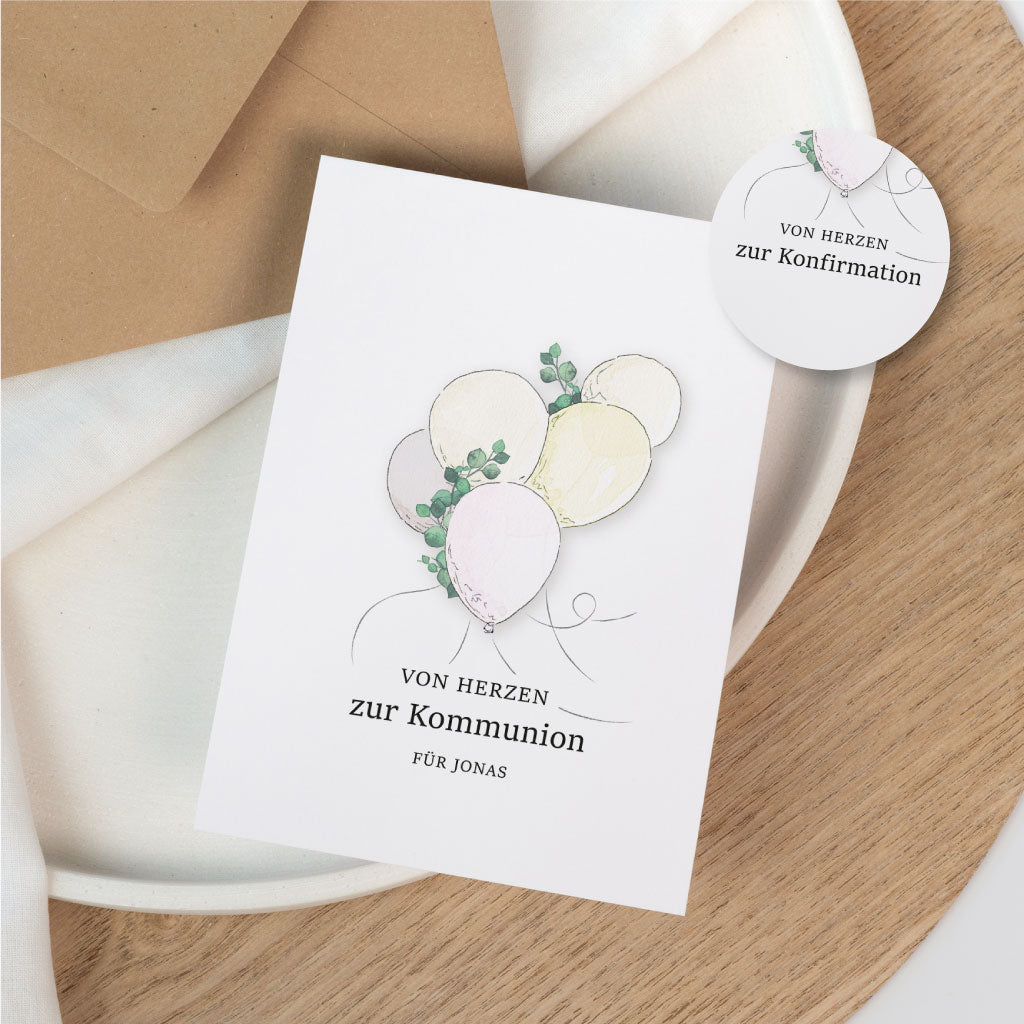 Karte Kommunion mit Namen Jonas und handgemaltem Luftballon Aquarell Motiv neben einem Briefumschlag.
