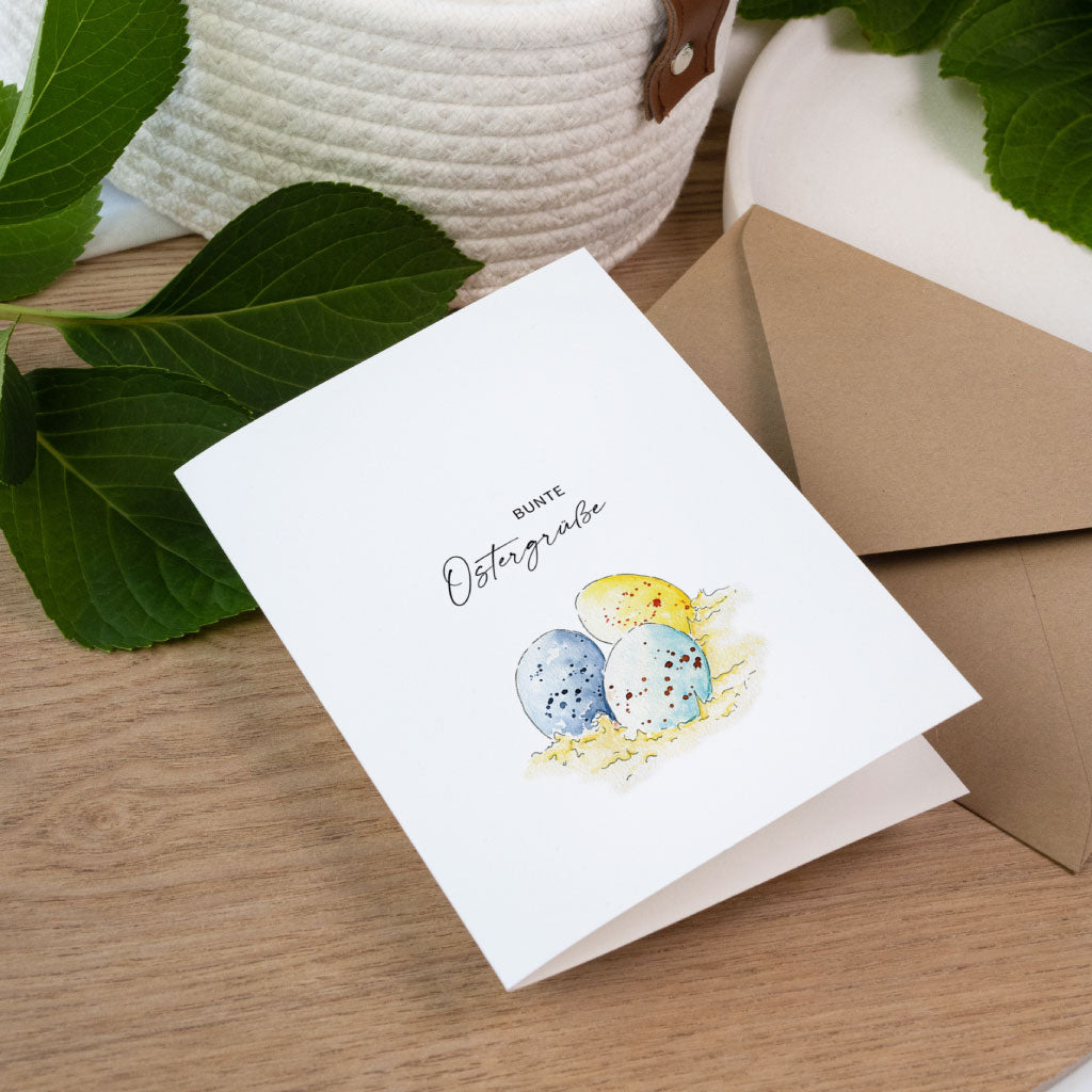 Osterkarte mit Ostereiern im Aquarell Stil und Text bunte Ostergrüße, schlichte Klappkarte für Ostern.