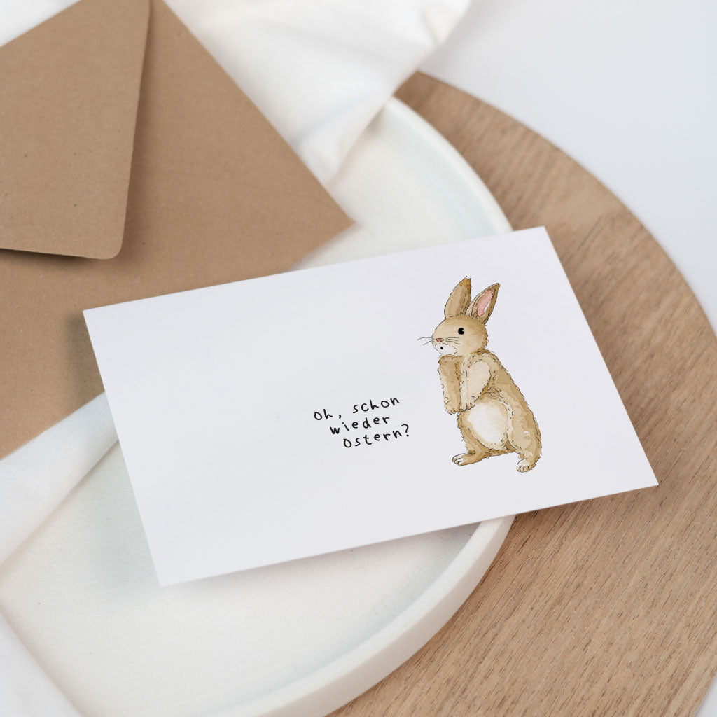 Handgemalter Osterhase auf Vorderseite der Osterkarte