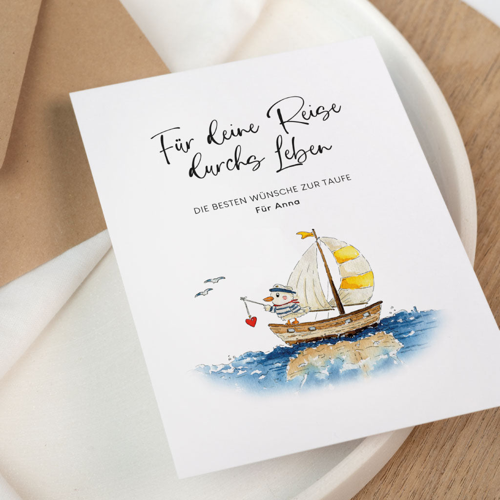 Hochwertige Glückwunschkarte zur Taufe mit niedlichem Matrosen auf einem Schiff im Meer als wunderschönes Aquarell Motiv.