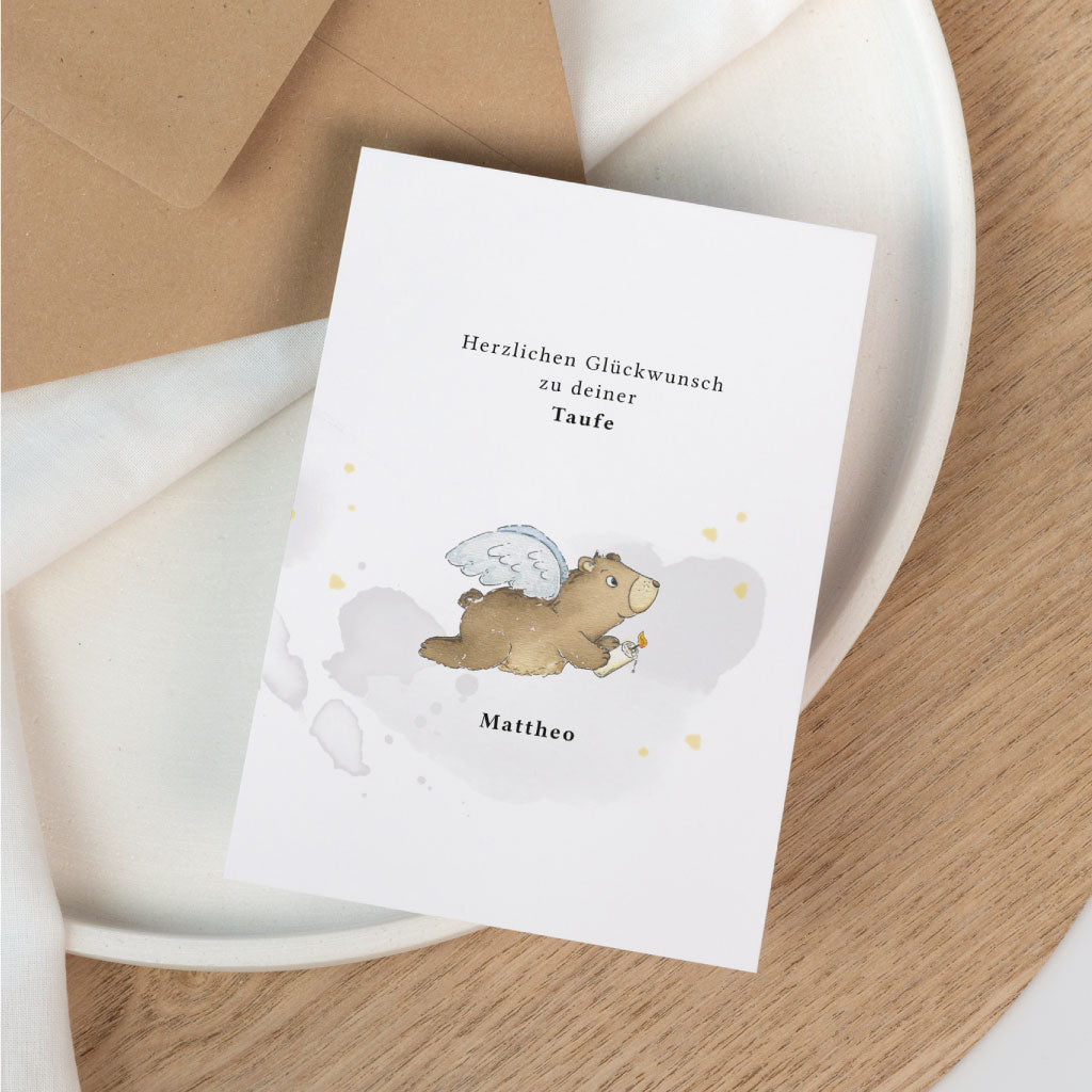 Personalisierbare Glückwunschkarte zur Taufe mit handgemaltem Bären mit Engelsflügeln und Name auf weißer Klappkarte