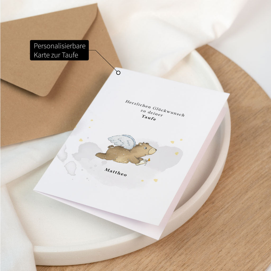 Karte zur Taufe personalisierbar mit handgemaltem Bärenmotiv, Engelsflügeln und Namen als Glückwunschkarte für ein Taufgeschenk fürs Baby