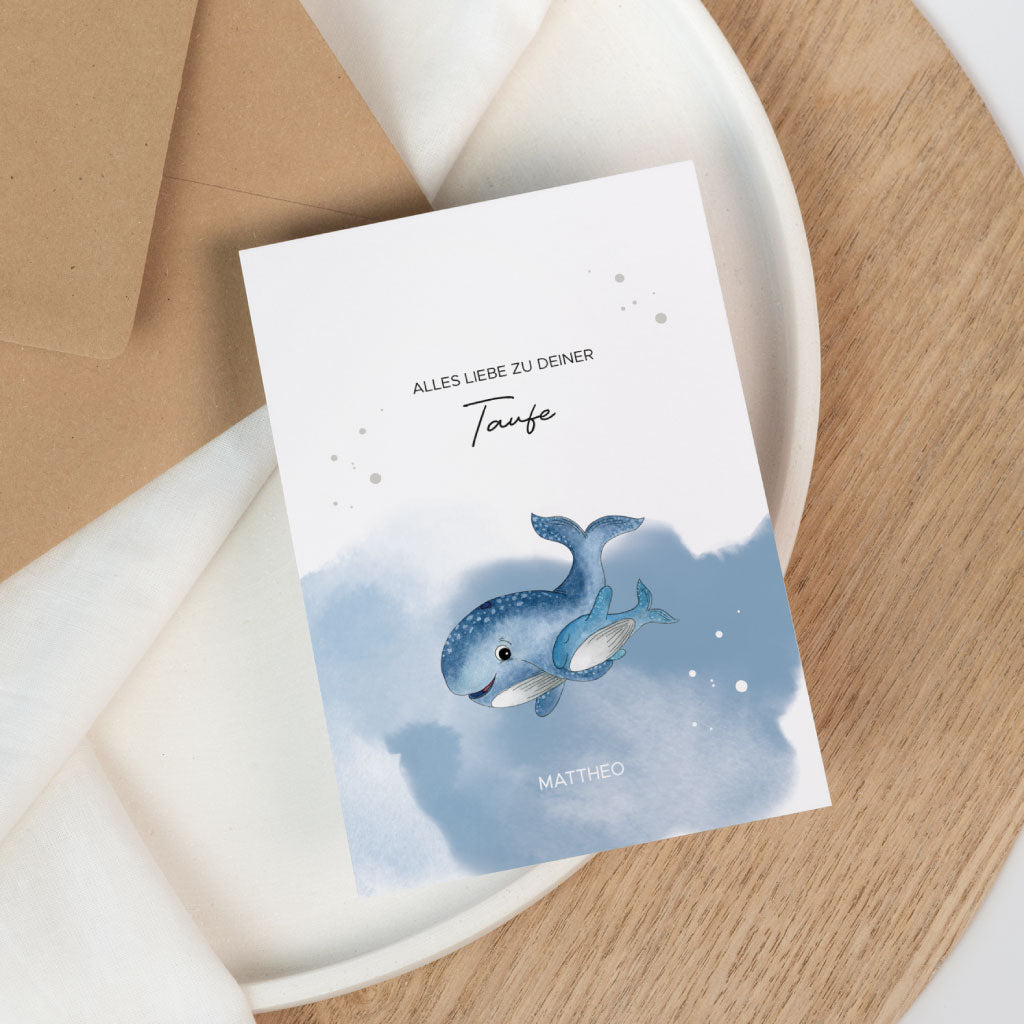 Personalisierbare Karte Taufe mit Name, handgemaltem Aquarell von zwei Walen und Schriftzug Alles Liebe zu deiner Taufe als besondere Glückwunschkarte zur Tauffeier