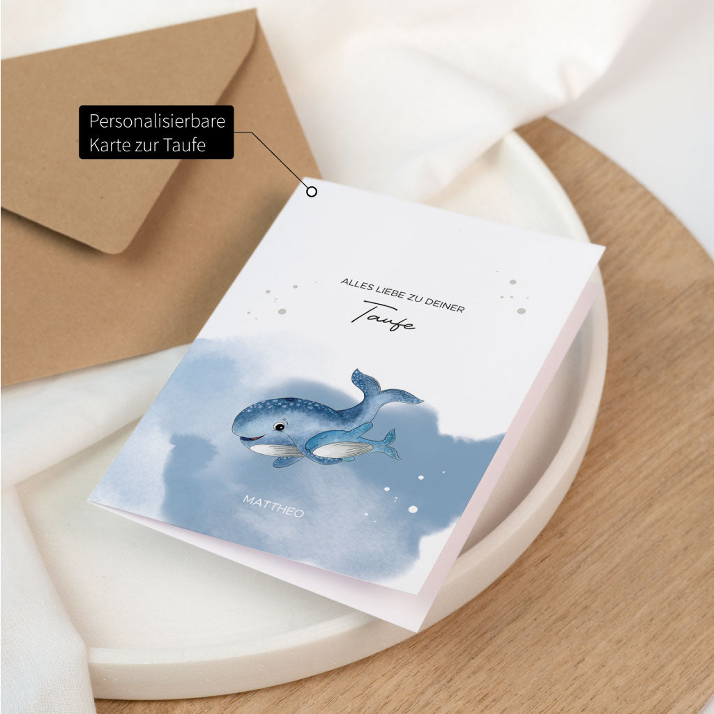 Aufgestellte Karte Taufe personalisierbar mit Name, handgemaltem Aquarell mit zwei Walen, ideal als Grusskarte und Geschenk zur Tauffeier