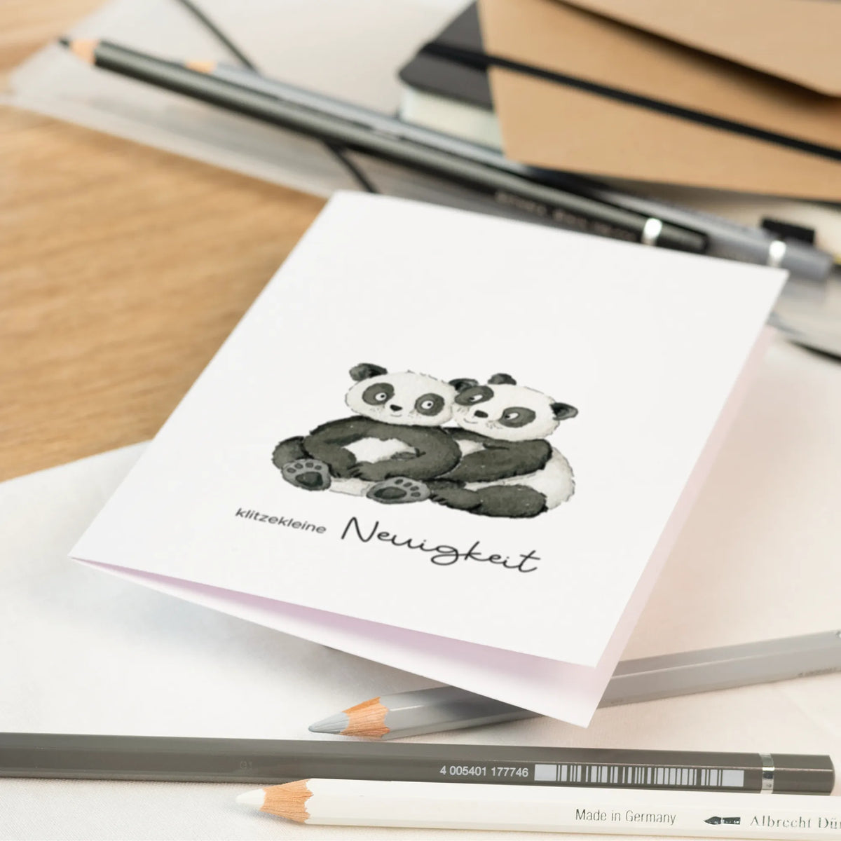 Gefaltete Schwangerschaftskarte mit handgemalten Panda Motiv und Text klitzekleine Neuigkeit