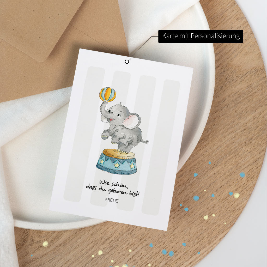 Karte mit Personalisierung: personalisierbare Geburt Baby Glückwunschkarte mit Elefant im Zirkus-Motiv und gedrucktem Namen unter dem Spruch.