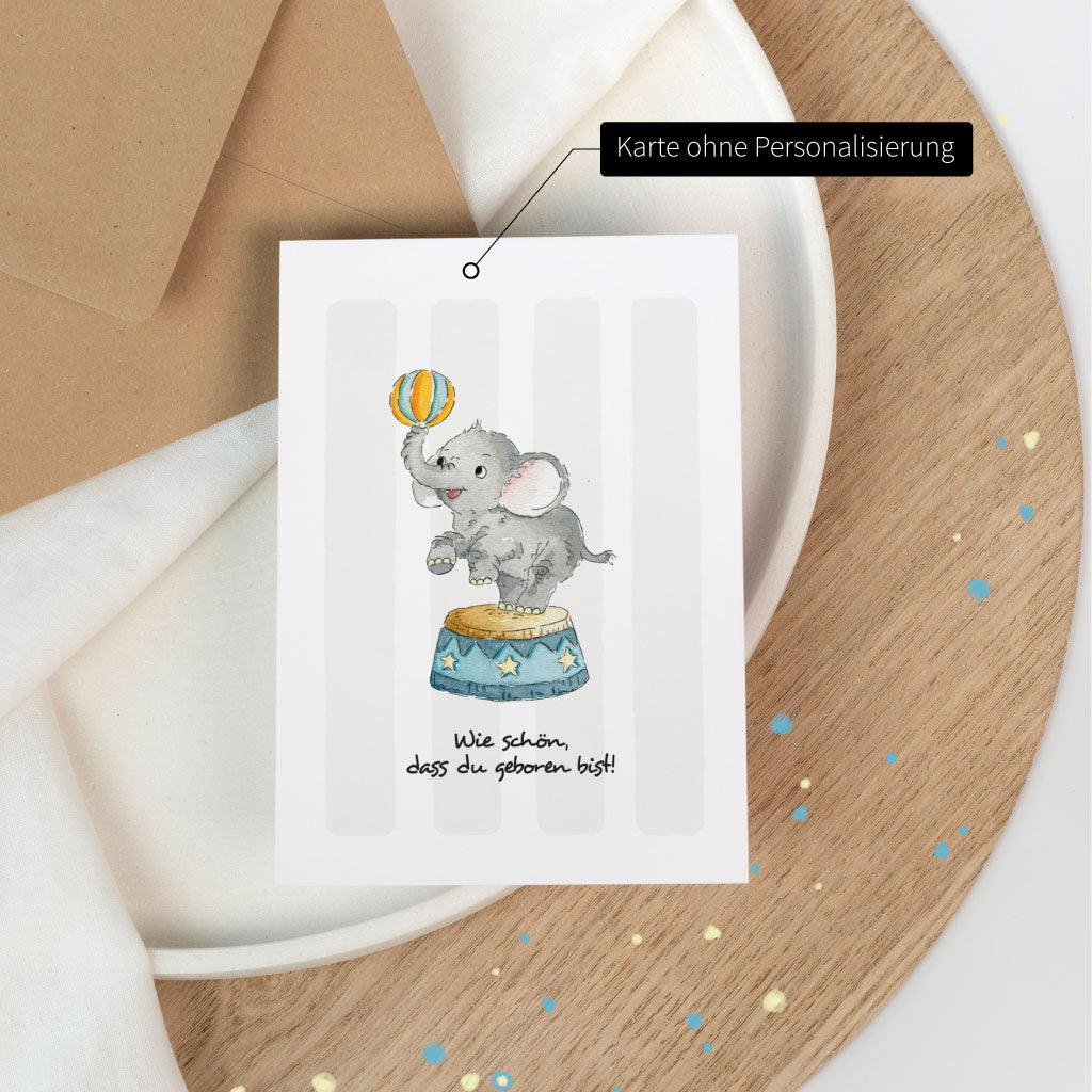 Karte ohne Personalisierung: Glückwunschkarte zur Geburt eines Babys mit Elefant im Zirkus-Motiv, ohne Name, auf hellem Hintergrund fotografiert.