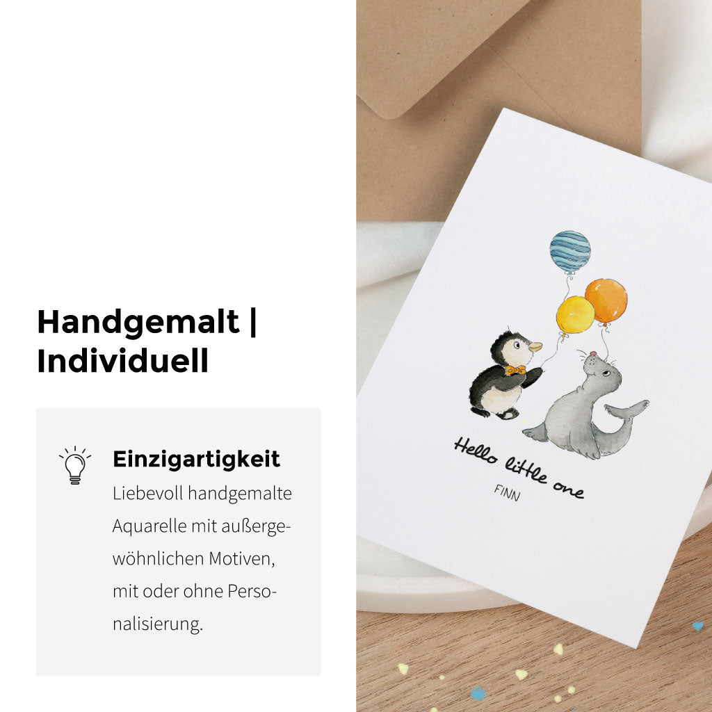 Infografik „Handgemalt | Individuell“ mit Foto einer personalisierbaren Glückwunschkarte zur Geburt Baby: aquarell Motiv Pinguin und Seehund im Zirkus-Thema mit Ballons.