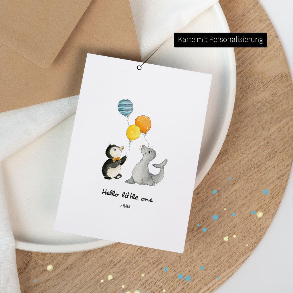 Karte mit Personalisierung: Glückwunschkarte zur Geburt eines Babys, mit Name personalisierbar, Motiv Pinguin und Seehund mit bunten Luftballons auf weißem Karton.