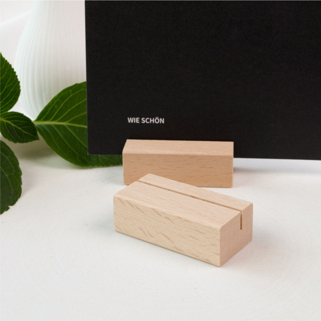 Zweiteiliges Set aus Kartenhaltern aus massivem Buchenholz, ideal zum stilvollen Präsentieren von Karten oder Fotos.