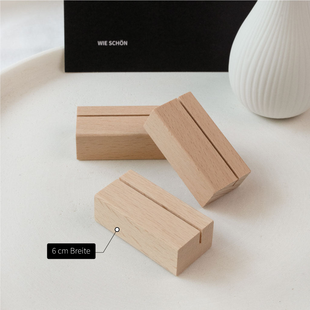 Drei Kartenhalter aus Holz in 6 cm Breite – vielseitig einsetzbar als Kartenhalter für Fotos oder Papeterie.
