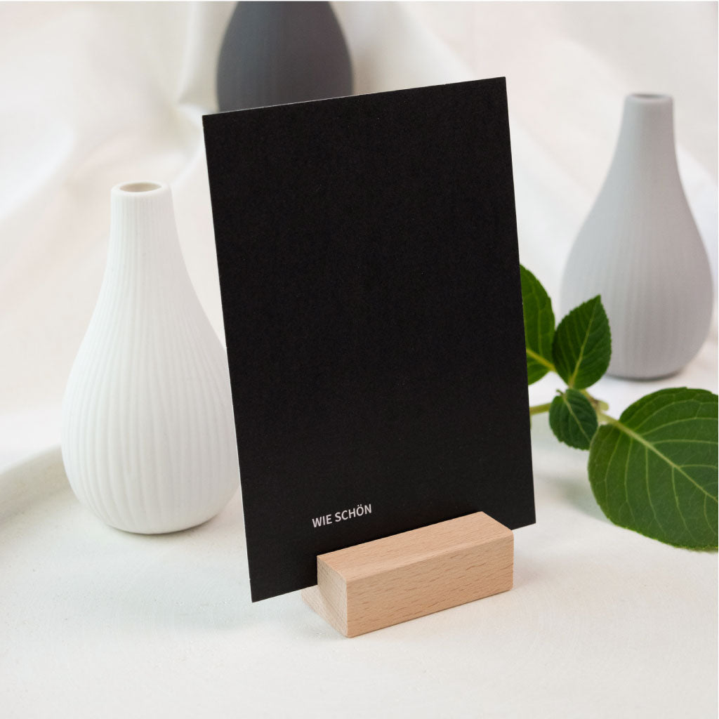 Stilvoller Kartenständer aus Holz mit Postkarte, perfekt als Fotohalter oder für Papeterie bei besonderen Anlässen.