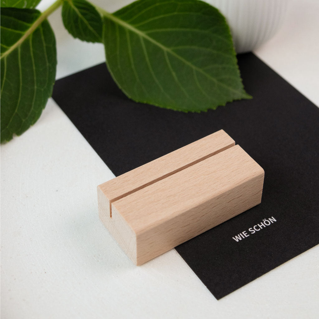 Einzelner Kartenständer aus Buche auf einer Postkarte – schlichtes Design, ideal als dezenter Fotohalter.