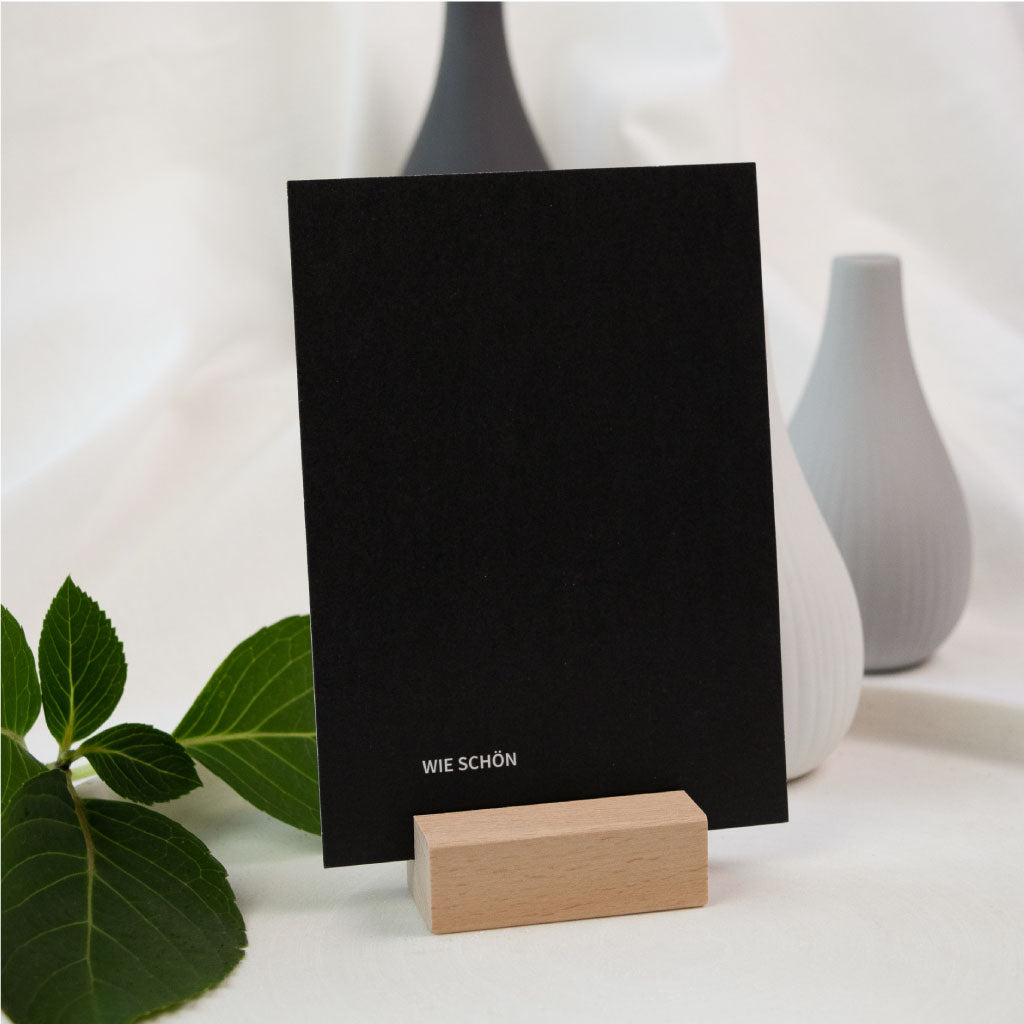 Postkarte in einem Kartenhalter aus Buche – natürlicher Fotohalter aus Holz für besondere Momente.