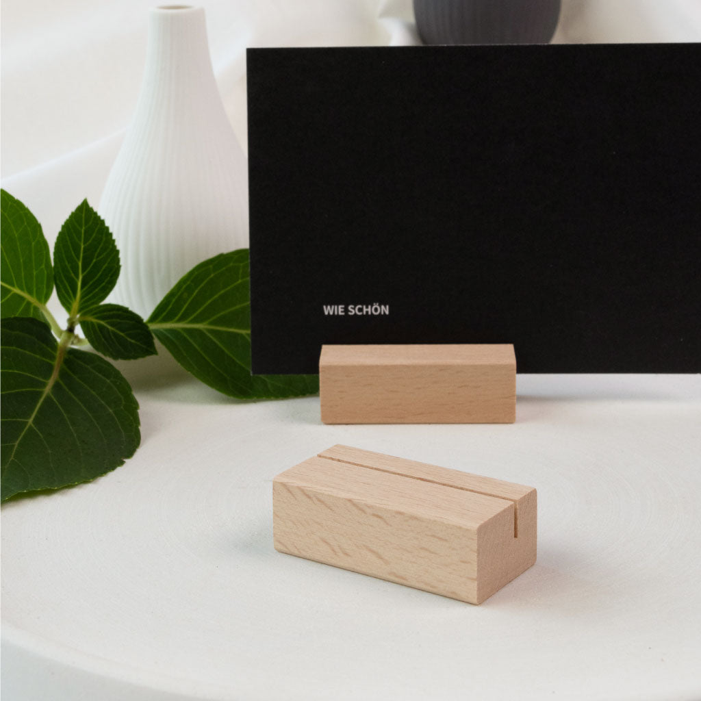 Kartenständer-Set aus Holz für Fotos oder Tischkarten – ideal für festliche Anlässe wie Hochzeiten.