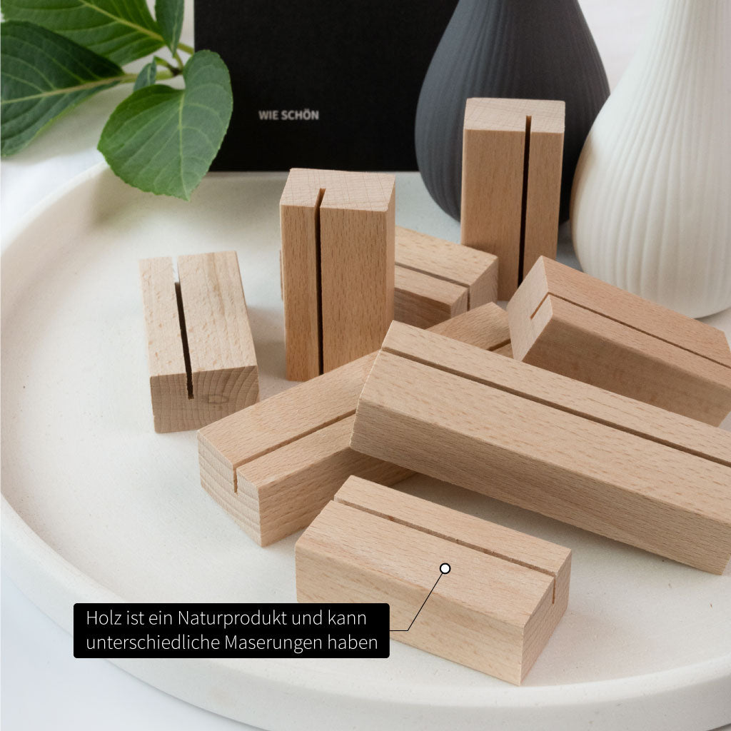 Verschiedene Kartenhalter aus Buche in zwei Längen – Naturprodukt mit individueller Holzmaserung.