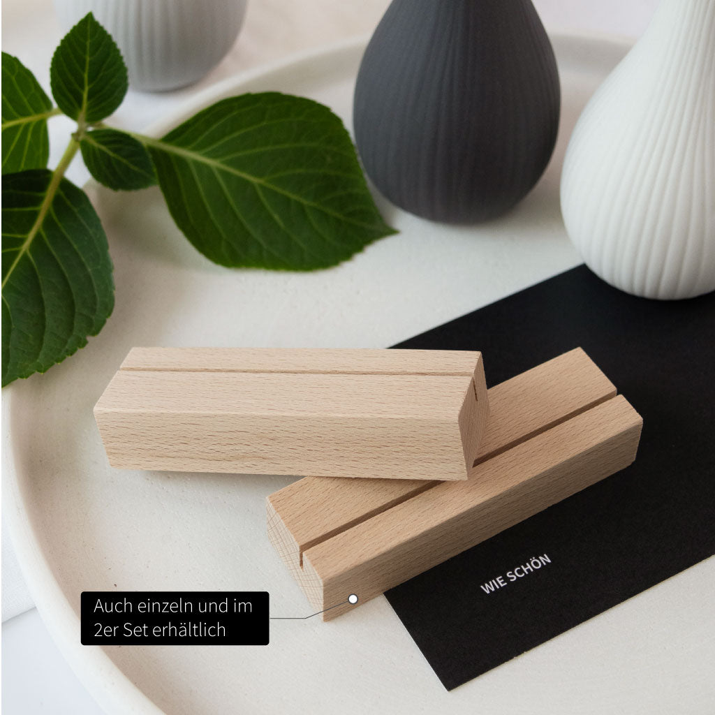Zwei längliche Kartenhalter aus Holz, erhältlich im praktischen 2er oder 3er Set – ideal für Hochzeit, Feier oder Dekozwecke.