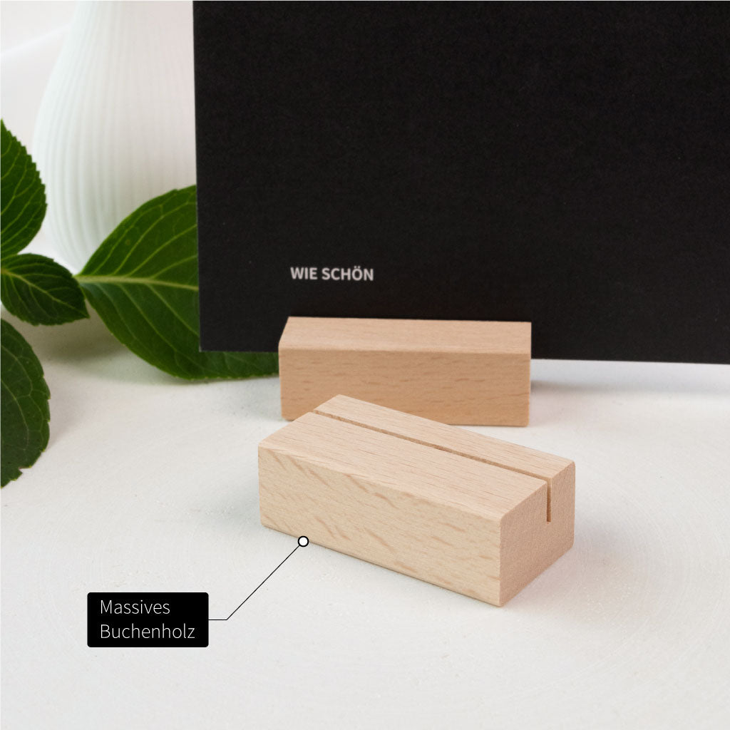 Zwei Kartenhalter aus Massivholz Buche mit dezenter Holzmaserung, perfekt für Karten auf Hochzeiten oder Feiern.