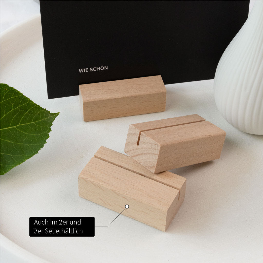 Drei Kartenhalter aus Buche, auch als 2er- oder 3er-Set erhältlich, vielseitig einsetzbar als Fotohalter oder Tischkartenständer.