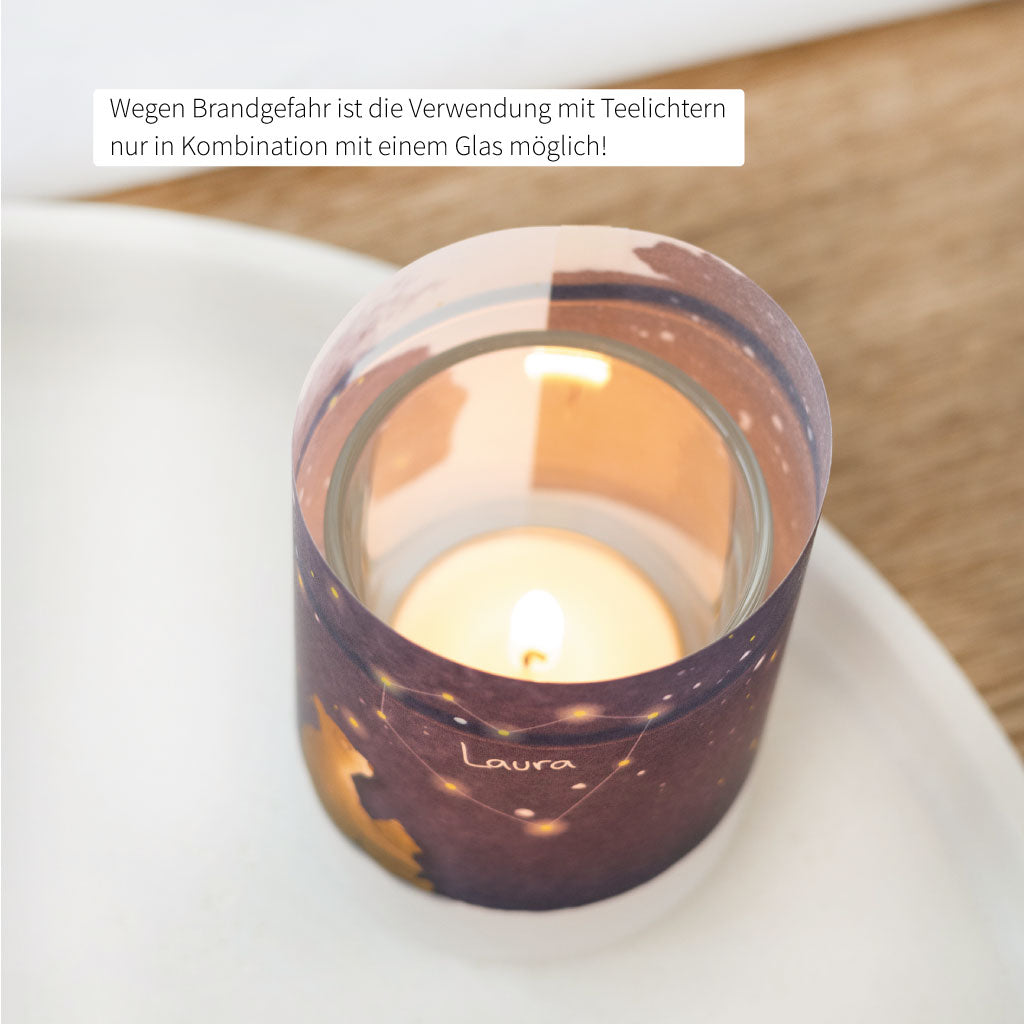 Detailansicht einer personalisierten Lichthülle mit Bärchen-Motiv – ein gefühlvolles Trauergeschenk oder Andenken zur Trauerfeier.