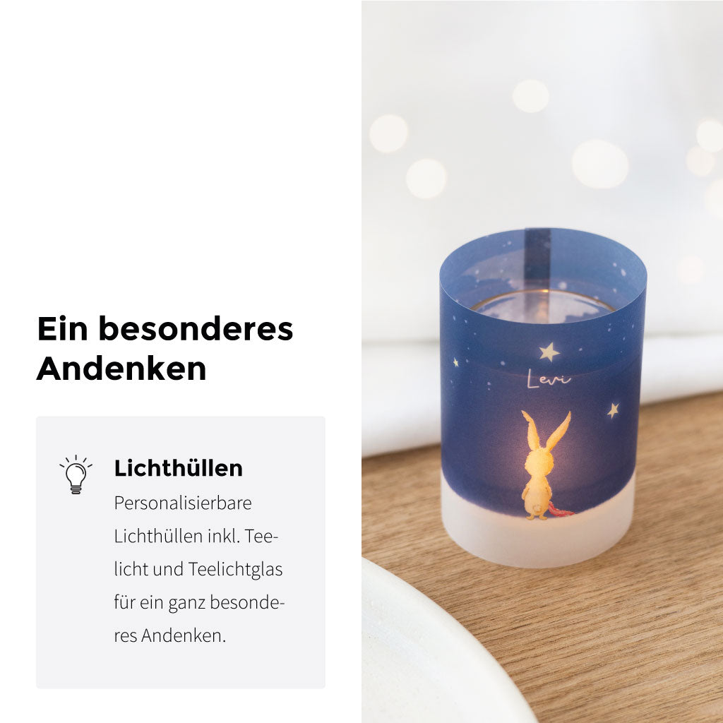 Stimmungsvolles Windlicht mit individueller Lichthülle, Name personalisierbar, geeignet als Dekoration zur Trauerfeier oder für besondere Gedenkmomente.