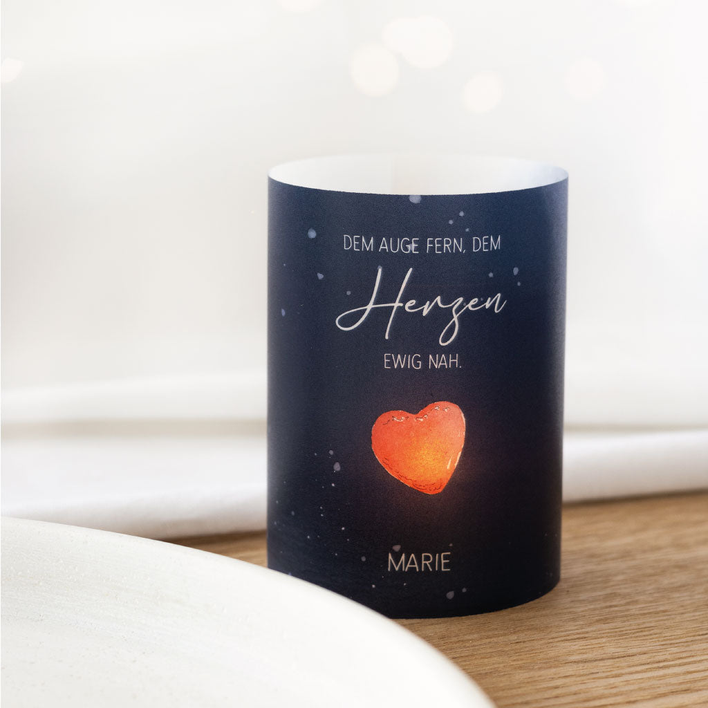 Personalisierbares Windlicht mit dunkler Lichthülle aus Transparentpapier, handgemaltem Herz-Aquarell und Trauerspruch – liebevolles Andenken für Trauerfeier oder als Trostgeschenk.