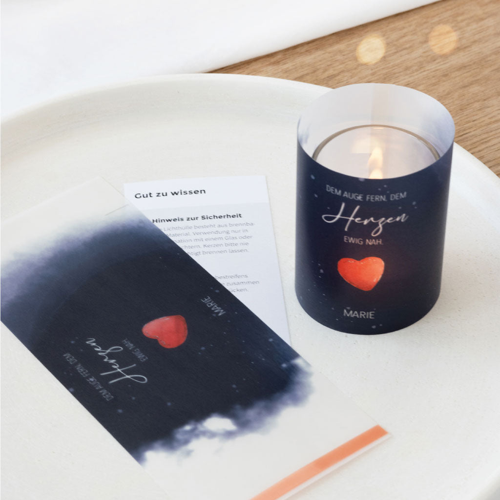Detailansicht der Lichthülle mit Teelicht, Glas und beiliegender Sicherheitshinweise – ideales Erinnerungslicht mit handgemaltem Motiv.