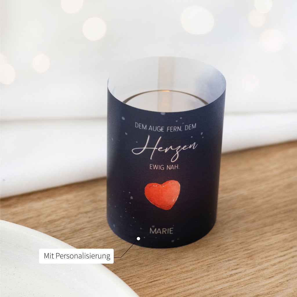 Windlicht mit Personalisierung: Name „Marie“ auf der Lichthülle mit Herzmotiv, geeignet als individuelles Trauergeschenk.