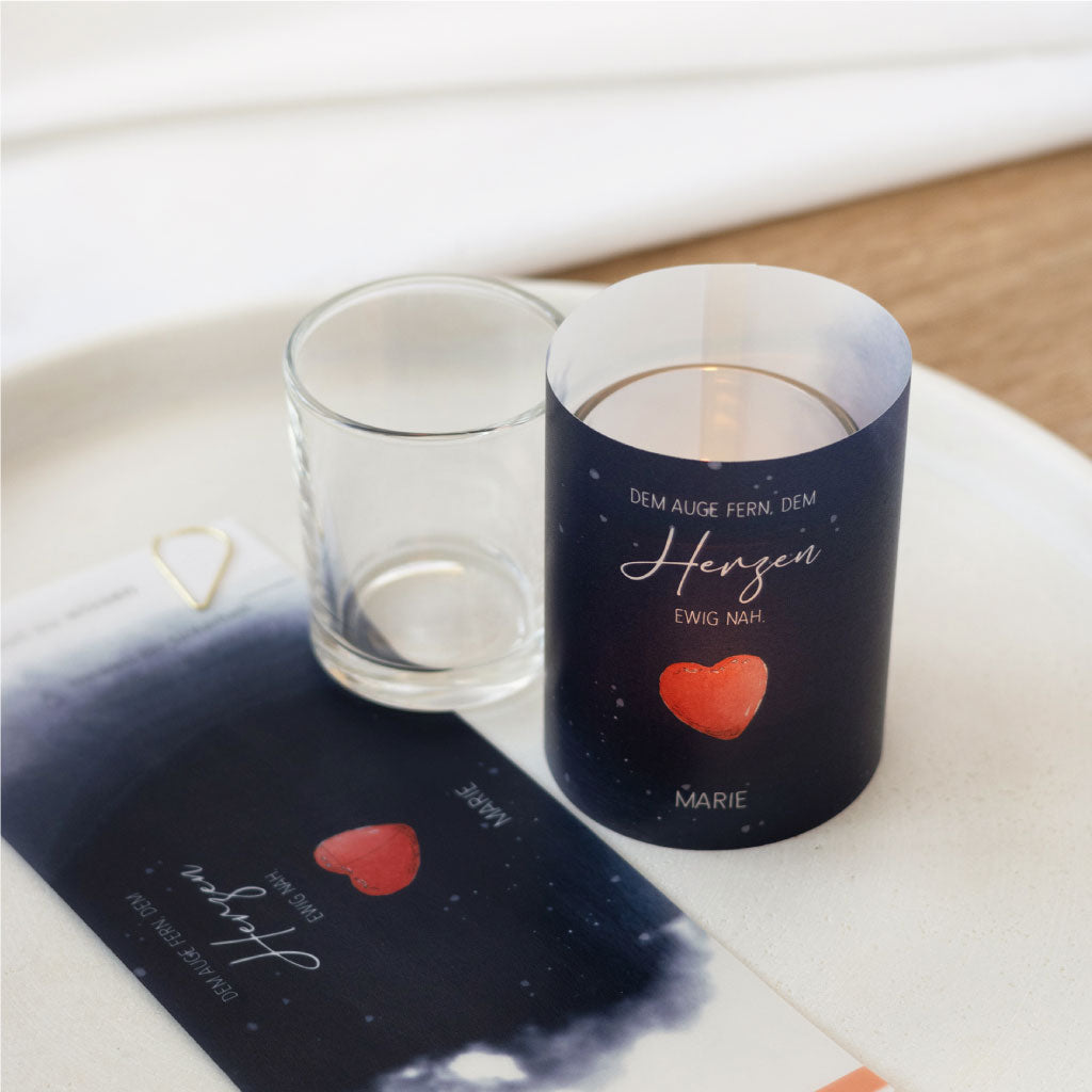 Komplettansicht des Sets mit Lichthülle, Teelichtglas und Anleitung – handgemaltes Design als Trostspender.