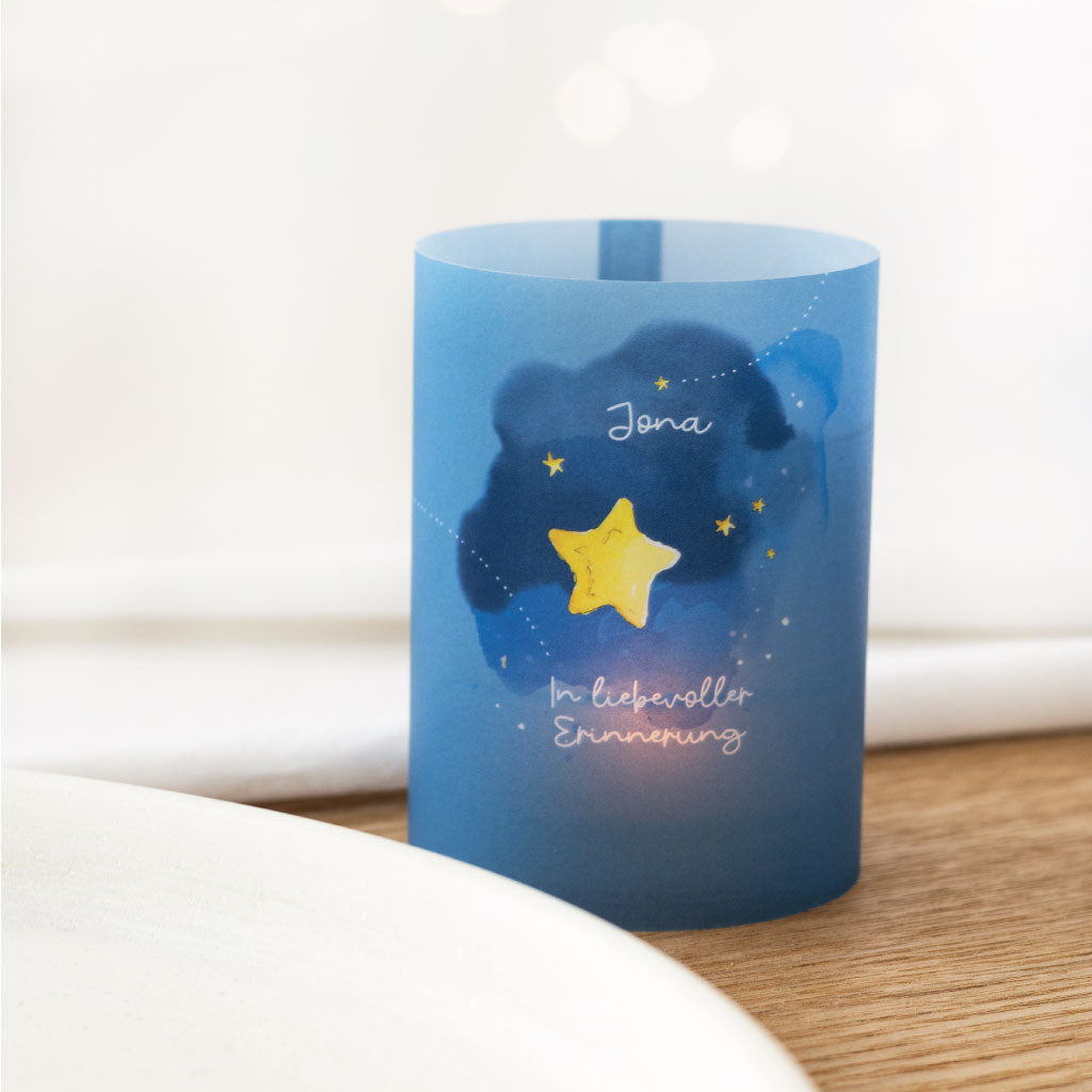 Personalisierbare Lichthülle aus Transparentpapier mit handgemaltem Sternmotiv und dem Namen „Jona“ – liebevolles Andenken und stilvolle Dekoration zur Trauerfeier.