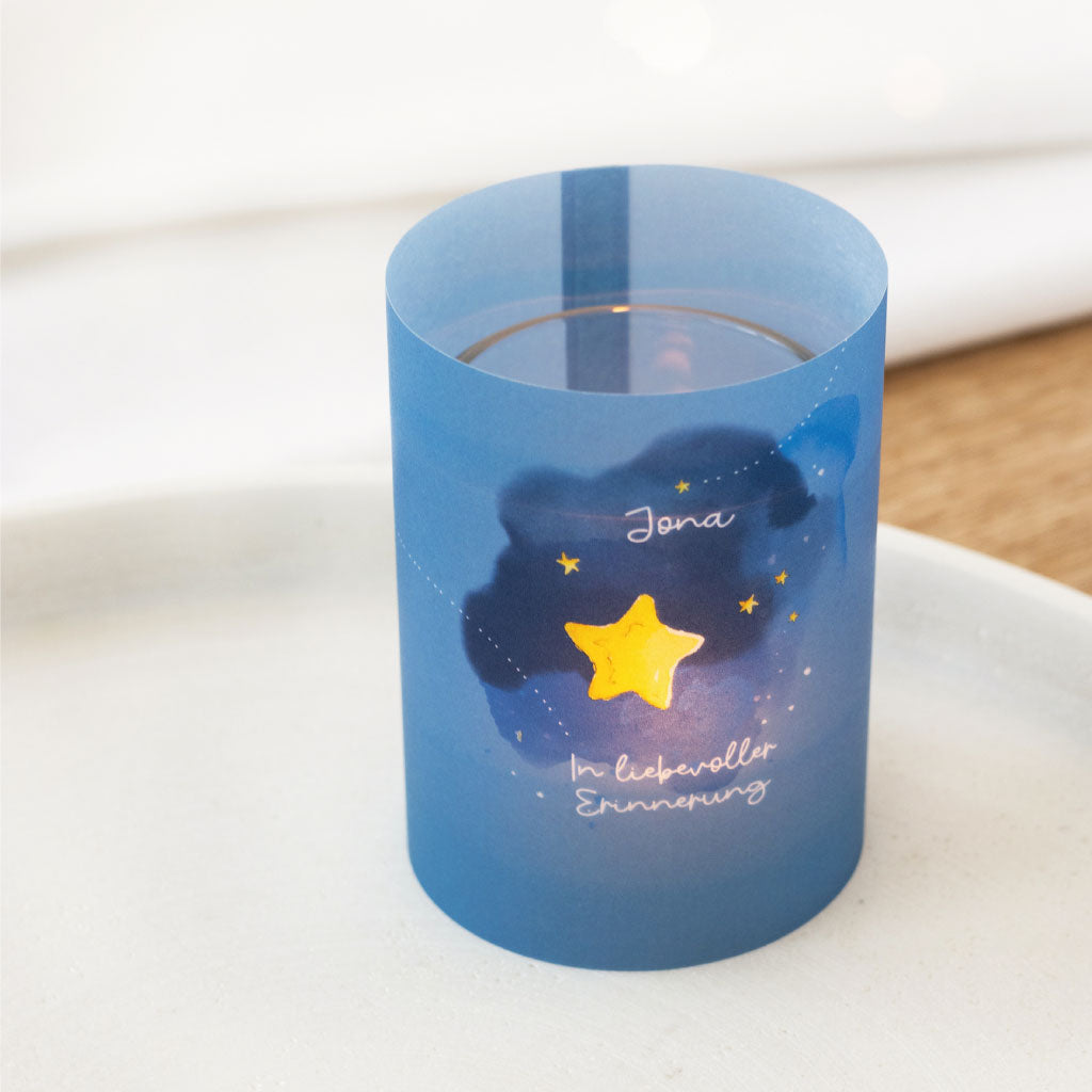Windlicht mit handgemalter Aquarellzeichnung in Blau und Gelb, Motiv Sternenkind mit Name – individuelles Trauergeschenk zur Erinnerung an einen besonderen Menschen.