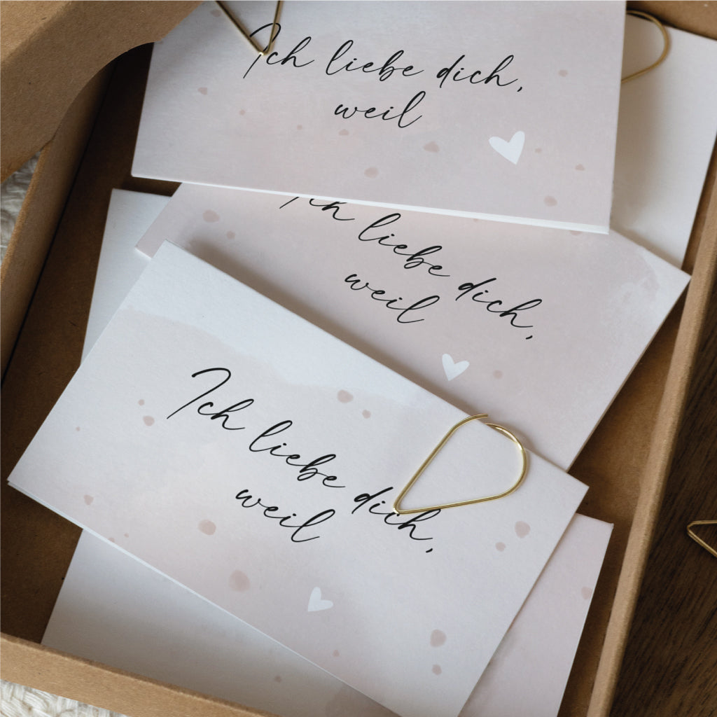 Nahaufnahme mehrerer Mini Klappkarten in einer Box, mit romantischem Aquarell-Design – eine charmante Geschenkidee für Valentinstag oder Hochzeitstag.