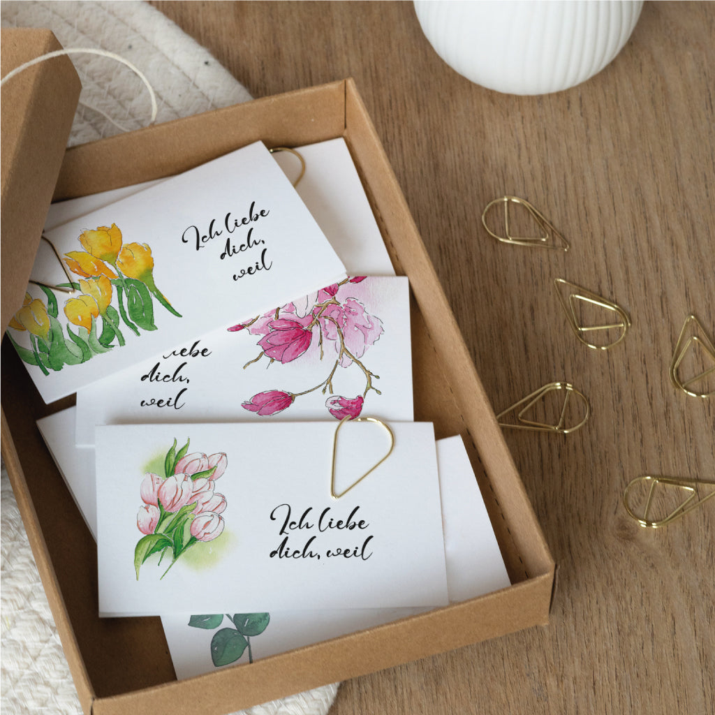 Mehrere Klappkarten mit Frühlingsblumen in Aquarelloptik in einer Geschenkschachtel – perfekt für ein Glas voll Liebe oder persönliche Liebesbotschaften.