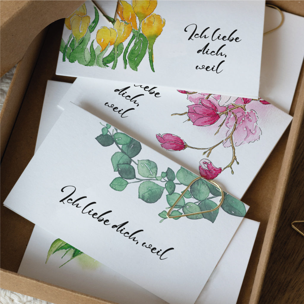 Detailaufnahme: Aquarellkarten mit gelben Tulpen, Magnolien und Eukalyptus – ideal als persönliche Liebesbotschaft zum Hochzeitstag oder als Glas voll Liebe.