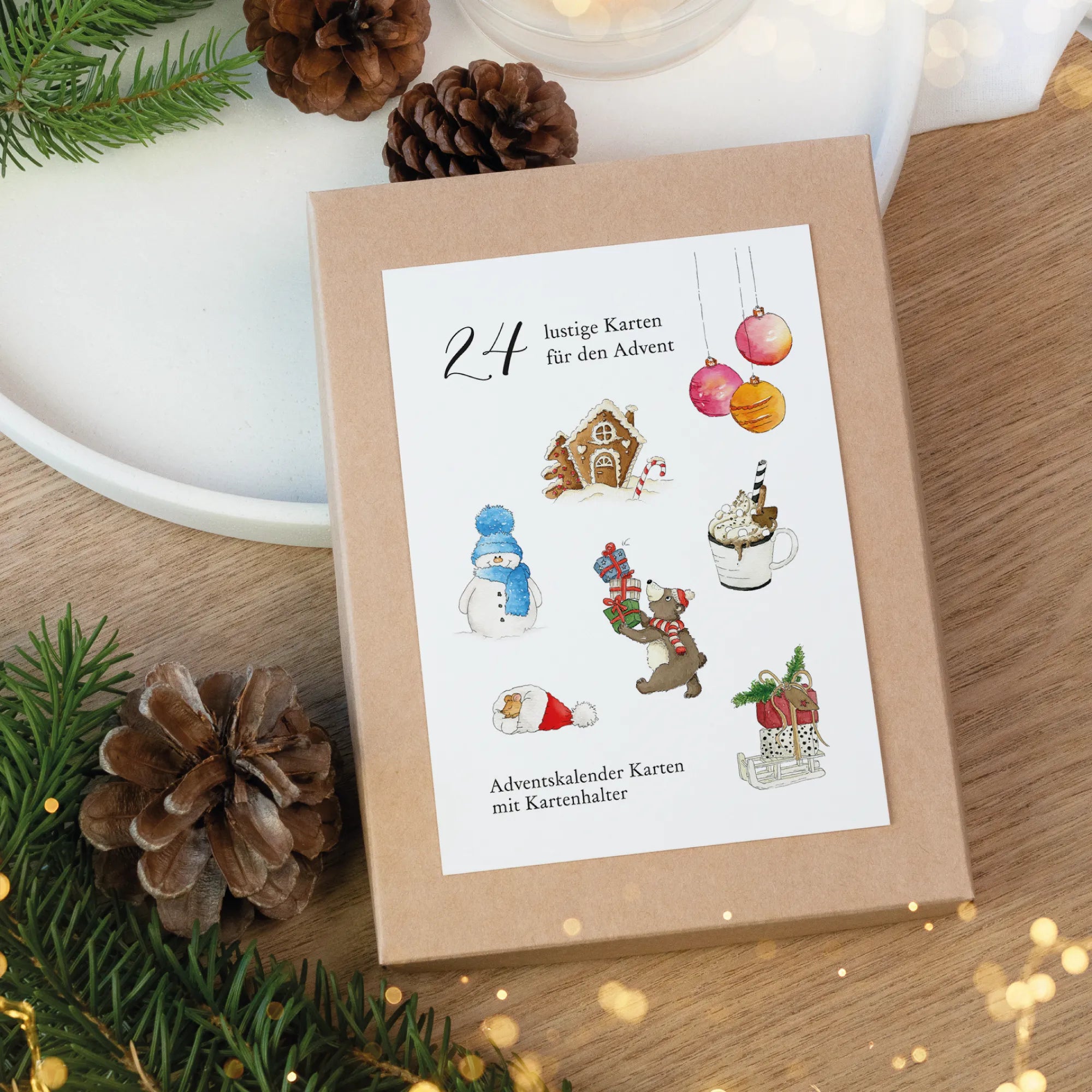 Geschlossene braune Geschenkschachtel mit Aufkleber 24 lustige Karten für den Advent mit Aquarell Motiven.