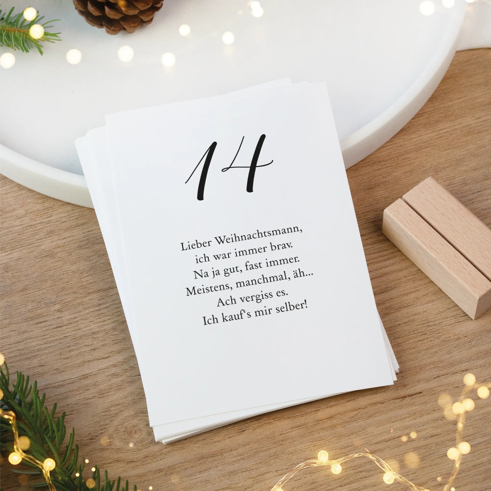 Stapel Adventskalender Karten mit Nummer 14 und lustigem Spruch an den Weihnachtsmann.