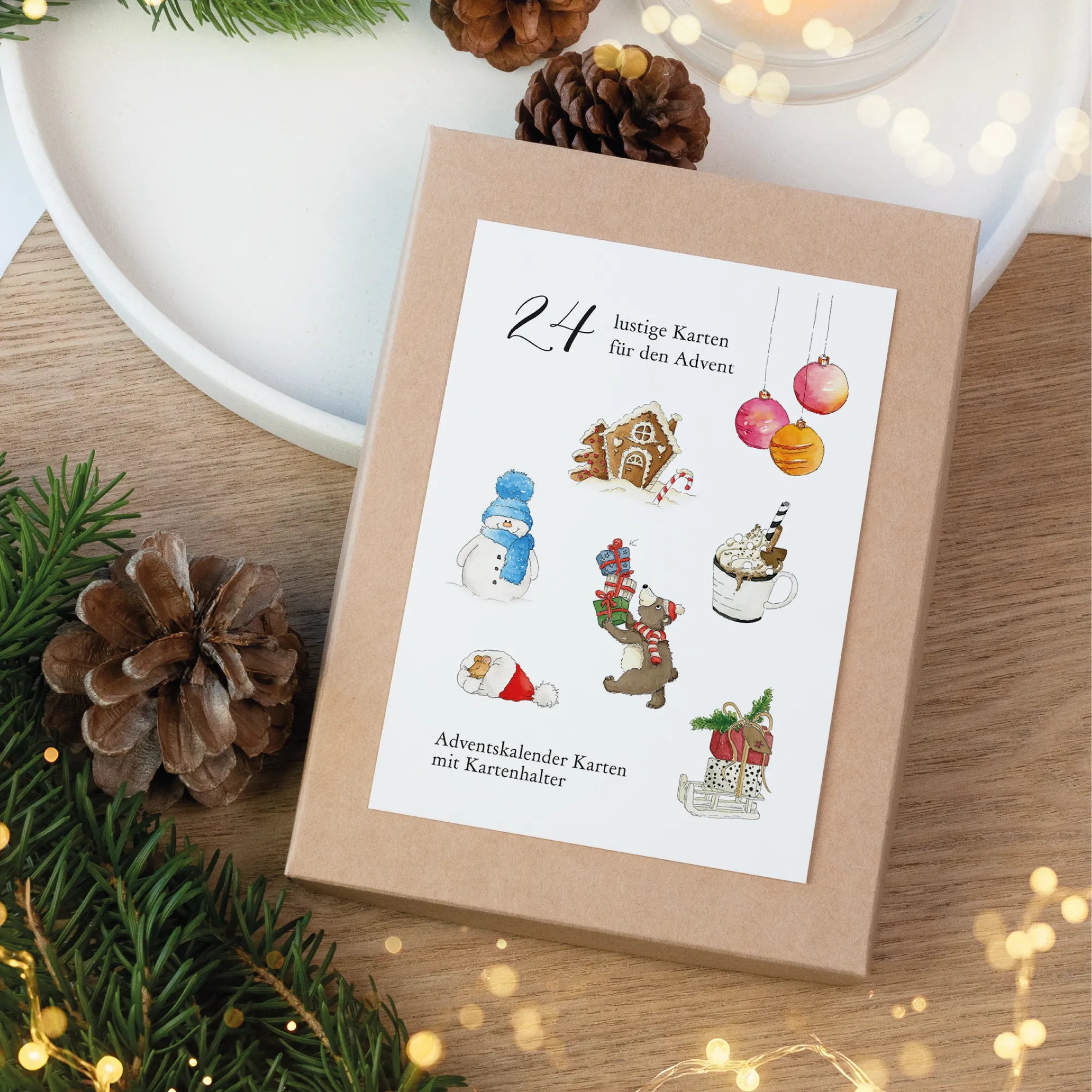 Kraftkarton Schachtel mit Aufdruck 24 lustige Karten für den Advent auf Holzgrundlage dekoriert.