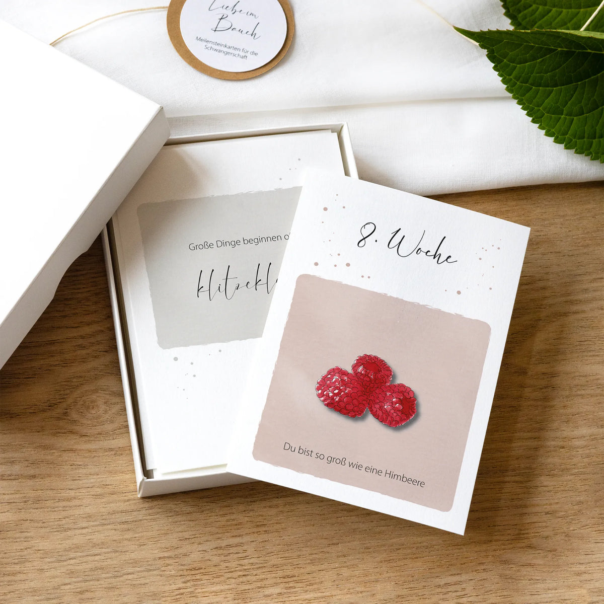 Meilensteinkarten Schwangerschaft Set in weißer Box, Karte 8. Woche mit Aquarell Motiv Himbeere, Rückseite sichtbar
