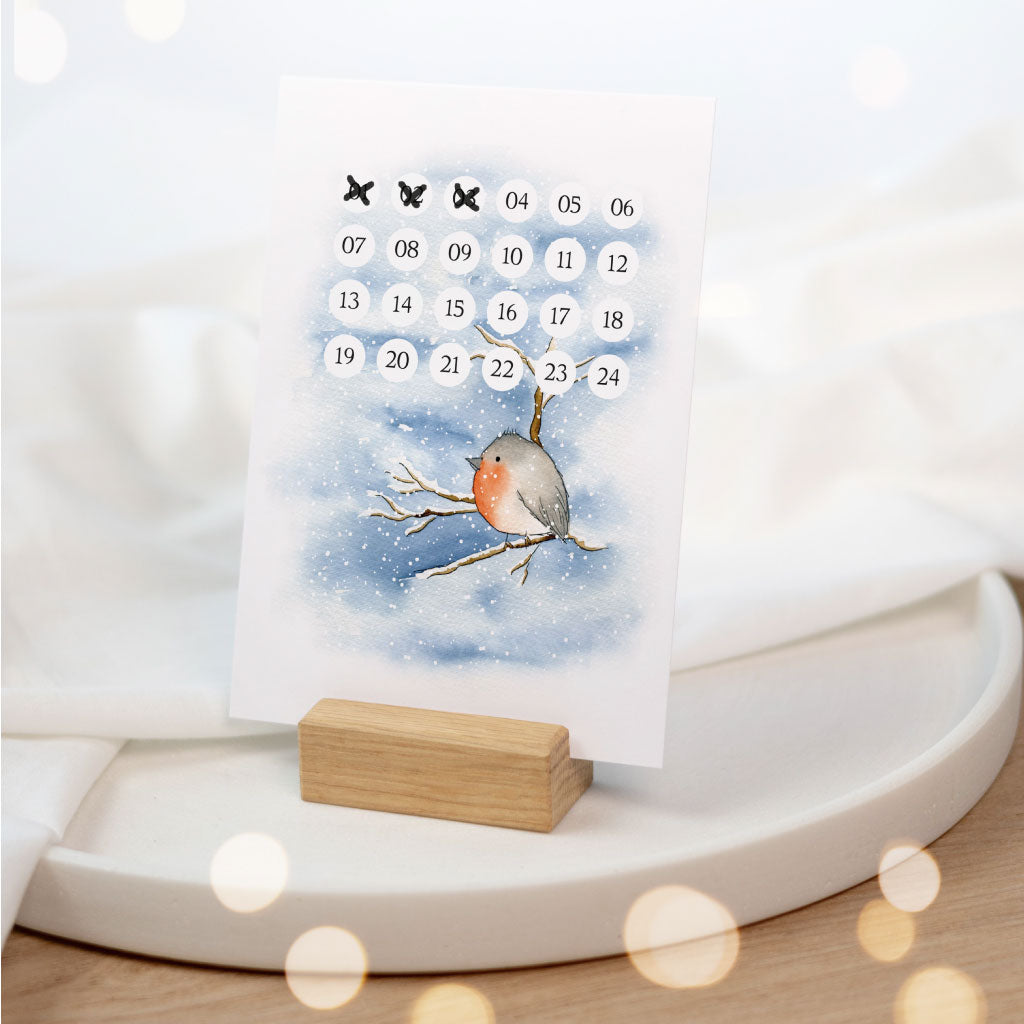 Adventskalender Karte mit Rotkehlchen im Schnee in Kartenhalter aus Holz