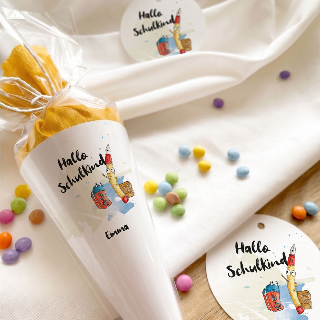 Mehrere Schultüten Anhänger und fertige kleine Schultüte mit lustigem Stifte Aquarell Motiv.