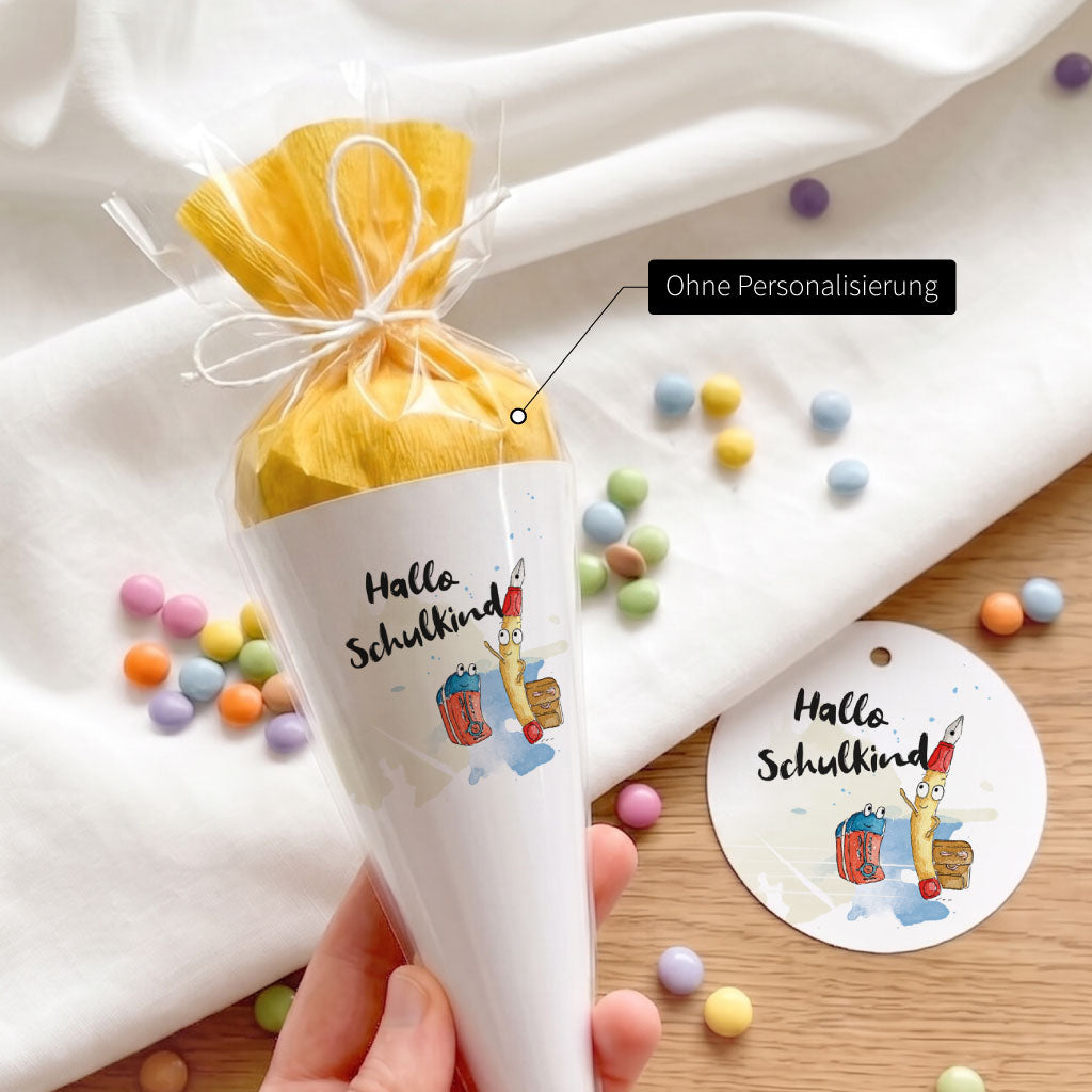 Hand hält eine fertig gebastelte Mini Schultüte ohne Personalisierung mit gelbem Krepppapier.