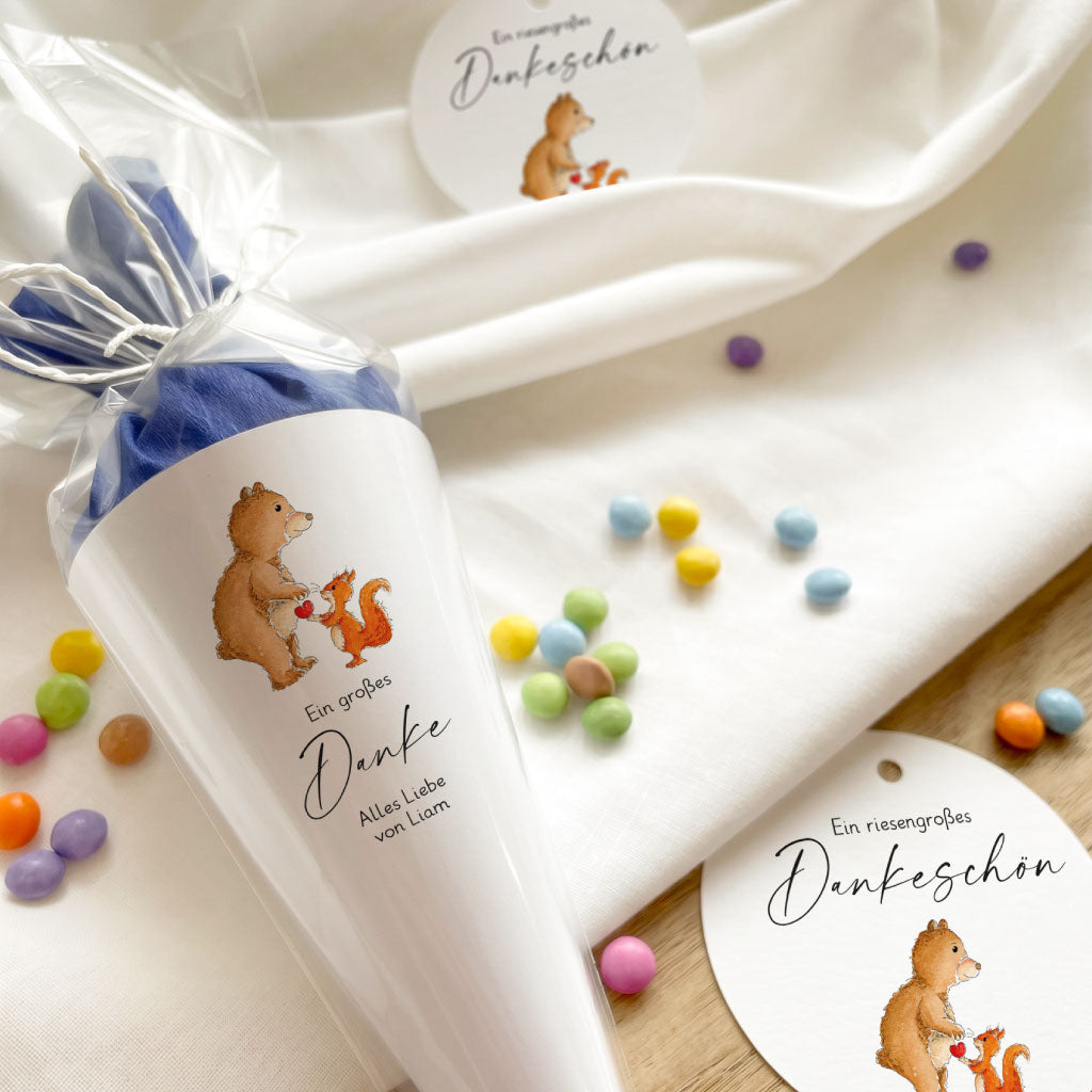 Detailansicht der Mini Schultüte und runder Geschenkanhänger mit Bär und Eichhörnchen Aquarell Motiv als Dankeschön.