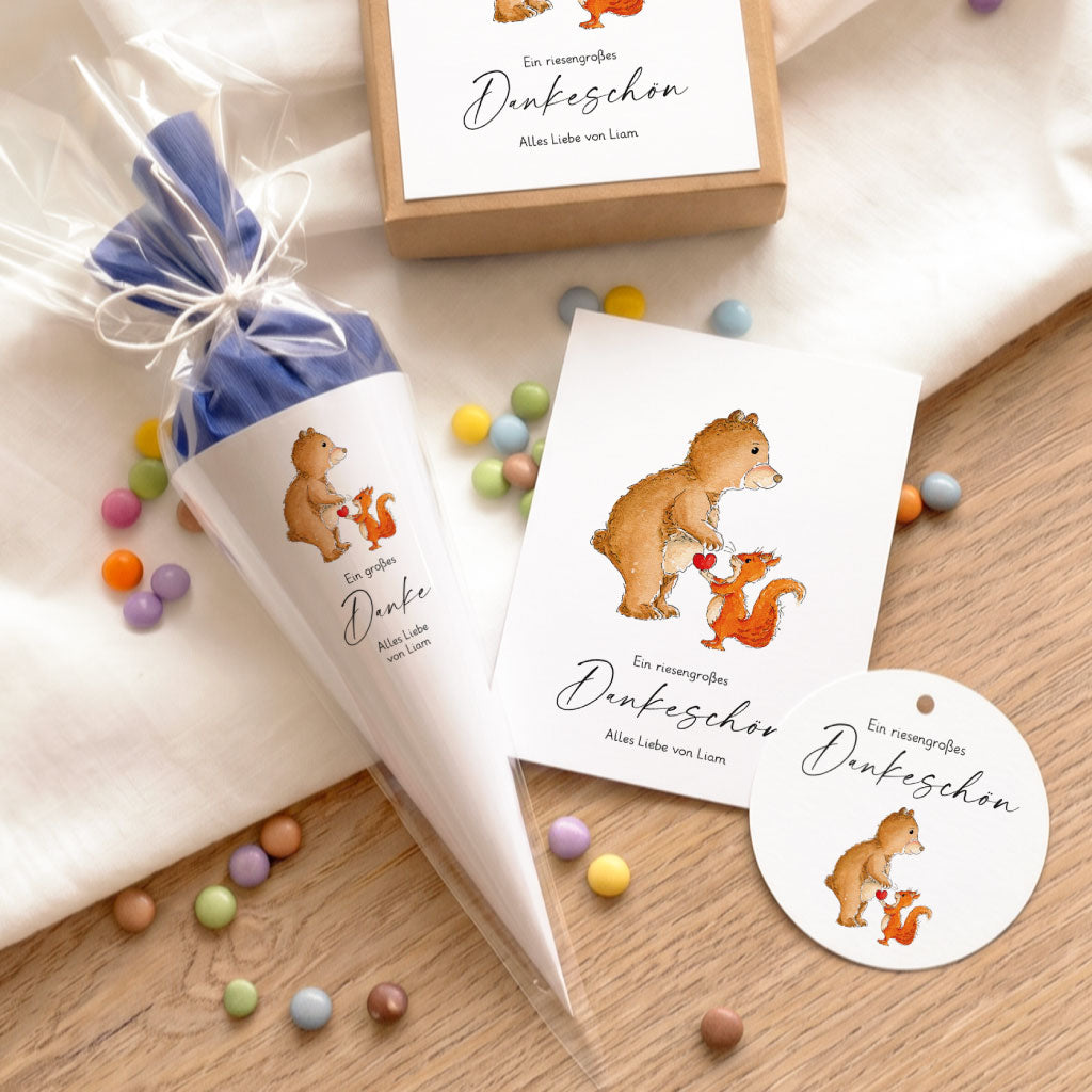 Zusammenstellung aus Mini Schultüte Anhänger und Grußkarte mit Bär und Eichhörnchen Aquarell Motiv für den Abschied.