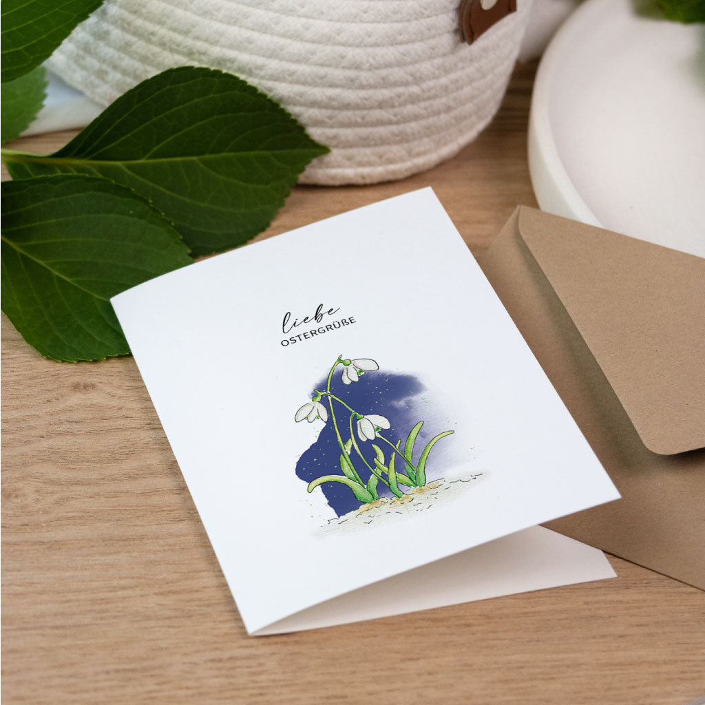 Aquarell Postkarte zu Ostern mit handgemaltem Schneeglöckchen und Schriftzug liebe Ostergrüße, schlichte Osterkarte für das Osterfest.